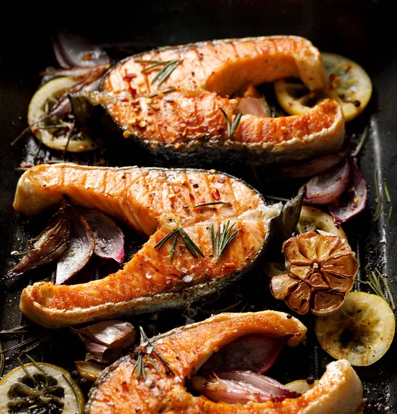 Grilled Fish Grilled Salmon Steak Addition Lemon Rosemary Garlic Onion — Stock Photo, Image