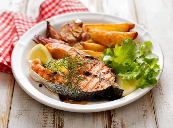 Grilled Salmon Steak Portion Grilled Salmon Fresh Lettuce Potato Wedges — Stock Photo, Image