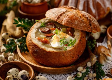Paskalya çorba, çavdar unu tütsülenmiş sosis ve yumurta ekmek kase hizmet ile ekşi çorbası (urek) yapılmış. Geleneksel Lehçe ekşi çavdar çorba, popüler Paskalya yemek