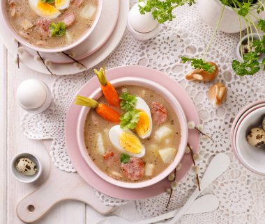 Ekşi Çorbası (zurek), ayrıca sosis, sabit haşlanmış yumurta ve üstten görünüm bir seramik kase sebze çorbası Paskalya Lehçe. Geleneksel Paskalya yemeği Polonya