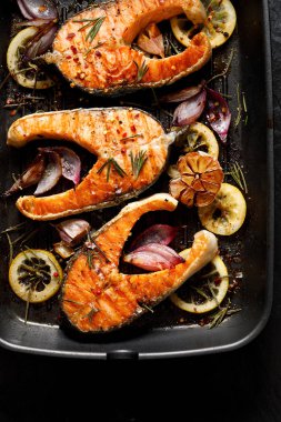 Izgara balık, limon, biberiye, sarımsak, soğan ve ızgara plakası, yakın çekim, üst-görünüm baharat ilavesi ile Somon ızgara biftek.  