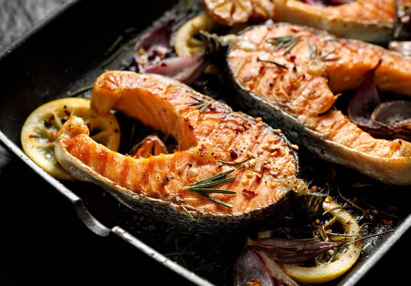 Grilled Fish Grilled Salmon Steak Addition Lemon Rosemary Garlic Onion — Stock Photo, Image