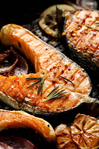 Grilled Fish Grilled Salmon Steak Addition Lemon Rosemary Garlic Onion — Stock Photo, Image