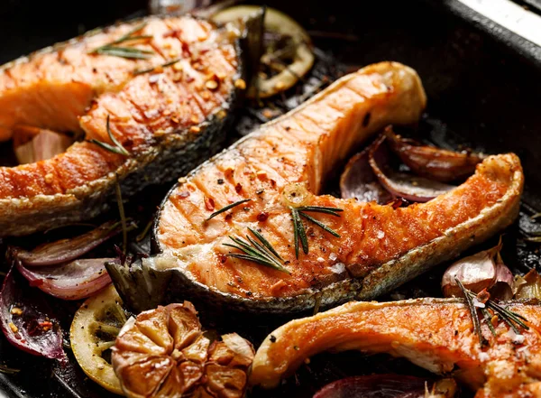 Grilled Fish Grilled Salmon Steak Addition Lemon Rosemary Garlic Onion — Stock Photo, Image