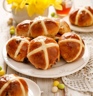 Hot cross buns, taze pişmiş sıcak cross buns beyaz tabakta yakın çekim. Geleneksel Paskalya tedavi