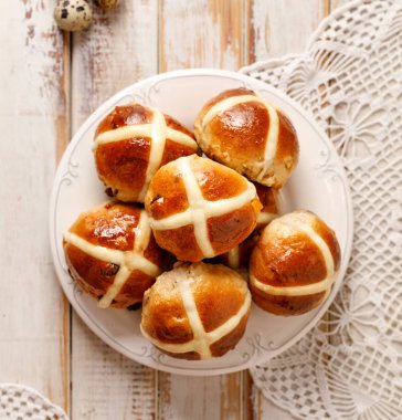 Hot cross buns, fırından yeni çıkmış sıcak cross buns beyaz tabakta görünümü top. Geleneksel Paskalya tedavi