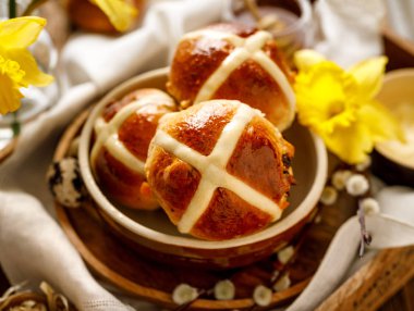 Hot cross buns, fırından yeni çıkmış sıcak cross buns bir seramik kase. Geleneksel Paskalya yemek