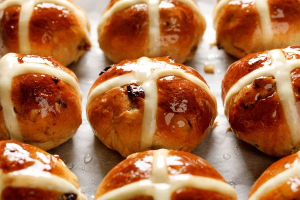 Heiße Kreuzbrötchen Frisch Gebackene Heiße Kreuzbrötchen Auf Weißem Pergamentpapier Traditionelle — Stockfoto