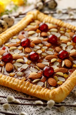 Mazurek pasta, geleneksel Polonya shortcrust pasta, pasta yaptım Paskalya fudge karamel krem, şekerlenmiş meyve ve badem, yakın çekim. Paskalya tedavi