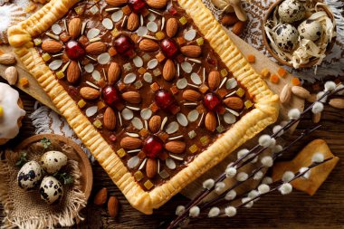 Mazurek pasta, geleneksel Polonya shortcrust pasta, pasta yaptım Paskalya fudge karamel krem, şekerlenmiş meyve ve badem, üstten görünüm, yakın çekim. Paskalya tedavi