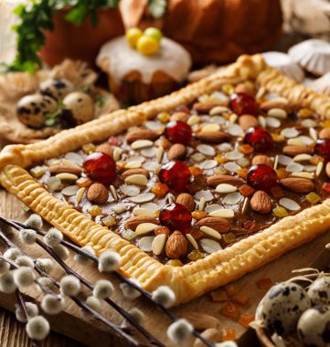 Mazurek pasta, geleneksel Polonya shortcrust pasta, pasta yaptım Paskalya fudge karamel krem, şekerlenmiş meyve ve badem, yakın çekim. Paskalya tedavi