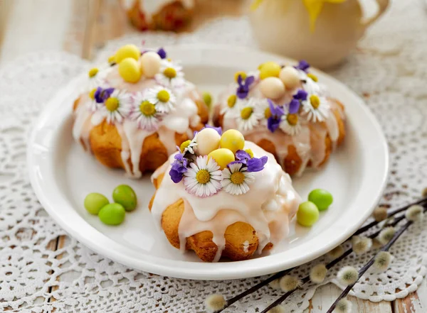 Easter Cakes Covered Icing Decorated Spring Edible Flowers Easter Table — Stock Photo, Image