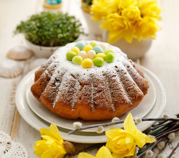 Osterhefekuchen Bestreut Mit Puderzucker Dekoriert Mit Marzipan Eiern Traditioneller Osterkuchen — Stockfoto