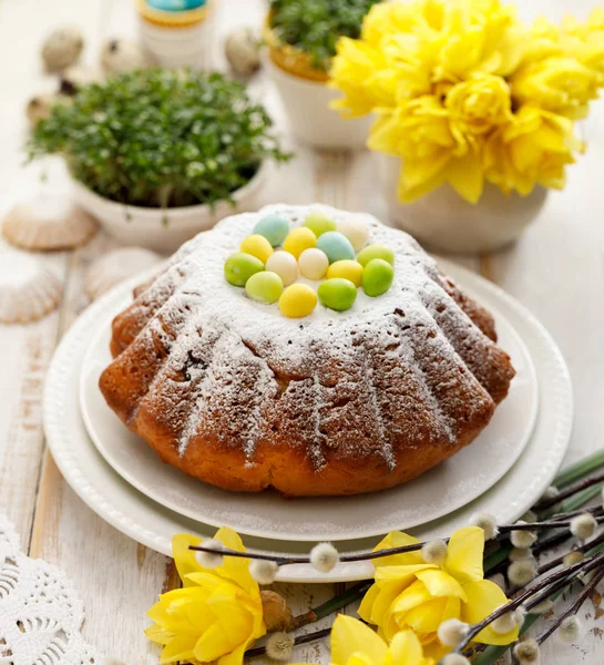 Wielkanocne Ciasto Drożdżowe Posypane Cukrem Pudrem Ozdobione Jajka Marcepan Tradycyjne — Zdjęcie stockowe