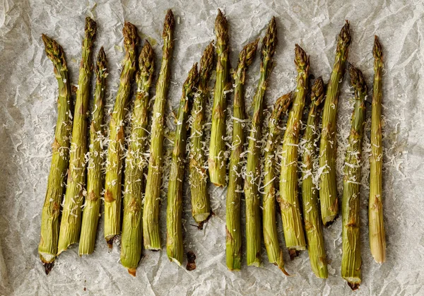 Gegrilde Groene Asperges Bestrooid Met Geraspte Parmezaanse Kaas Witte Perkamentpapier — Stockfoto