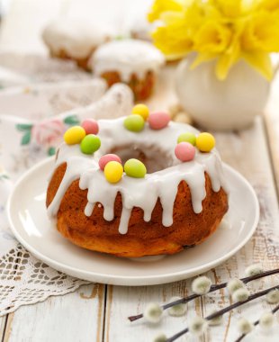 Paskalya Maya kek (Babka) krema ile kaplı ve badem ezmesi yumurta ahşap bir masa üzerinde beyaz bir tabakta ile dekore edilmiştir. Polonya geleneksel Paskalya kek