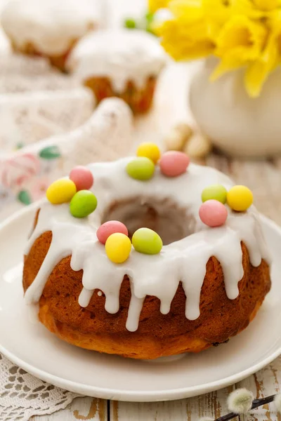 Pastel Levadura Pascua Babka Cubierto Con Hielo Decorado Con Huevos — Foto de Stock