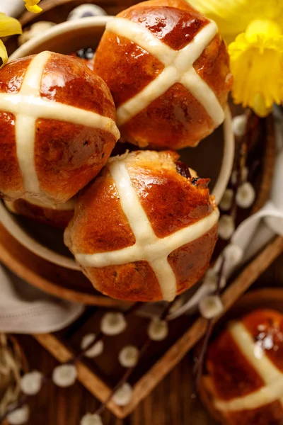 Heiße Kreuzbrötchen Frisch Gebackene Heiße Kreuzbrötchen Einer Keramikschüssel Auf Einem — Stockfoto