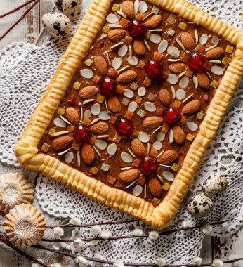 Mazurek pasta, geleneksel Polonya shortcrust pasta, pasta yaptım Paskalya fudge karamel krem, şekerlenmiş meyve ve badem, üstten görünüm, yakın çekim. Çok tatlı tatlı, Paskalya tedavi