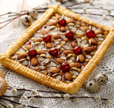 Mazurek pasta, geleneksel Polonya shortcrust pasta, pasta yaptım Paskalya fudge karamel krem, şekerlenmiş meyve ve badem, yakın çekim. Çok tatlı tatlı, Paskalya tedavi