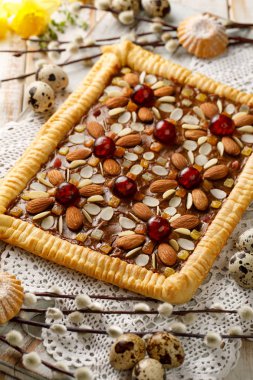 Mazurek pasta, geleneksel Polonya shortcrust pasta, pasta yaptım Paskalya fudge karamel krem, şekerlenmiş meyve ve badem, yakın çekim. Çok tatlı tatlı, Paskalya tedavi