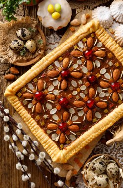 Mazurek pasta, geleneksel Polonya shortcrust pasta, pasta yaptım Paskalya fudge karamel krem, şekerlenmiş meyve ve badem, üstten görünüm, yakın çekim. Çok tatlı tatlı, Paskalya tedavi