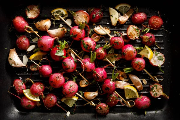 Gegrilde Groenten Gegrilde Radijs Spiesjes Met Kruiden Specerijen Een Grillplaat — Stockfoto