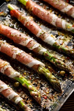 Pastırma ve baharatlı kuşkonmaz.