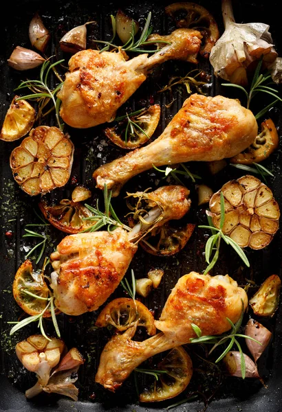 닭고기 그릴에 레몬과 접시에 신선한 로즈마리와 — 스톡 사진
