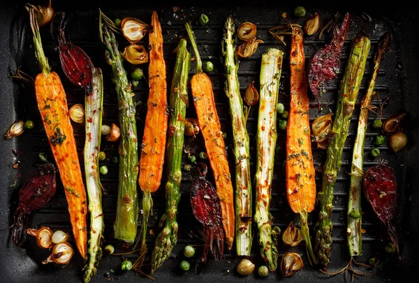 Grillade Grönsaker Med Tillsats Olivolja Örter Och Kryddor Grillplattan Uppifrån — Stockfoto