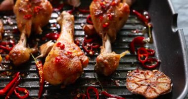 Baharat ve otlarla tavuk budu pişiriyorum.