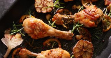 Baharat ve otlarla tavuk budu pişiriyorum.