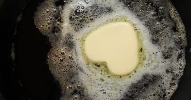 Kawałek Masła Kształcie Serca Topienie Patelni — Wideo stockowe