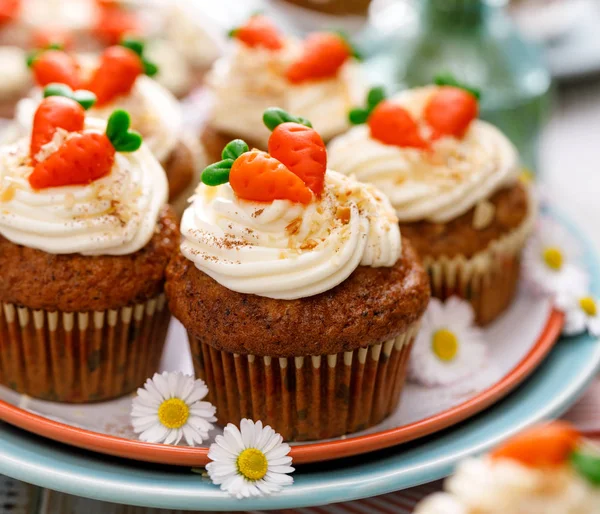 Magdalenas Zanahoria Con Crema Mascarpone Decoradas Con Zanahorias Mazapán Plato —  Fotos de Stock