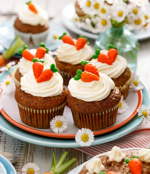 Sárgarépa Cupcakes Mascarpone Krémmel Díszített Marcipán Sárgarépa Egy Tányérra Ízletes — Stock Fotó