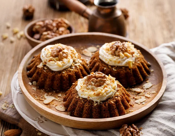 Wortelnoten Muffins Met Mascarpone Crème Versierd Met Walnoten Pijnboompitten Kaneel — Stockfoto