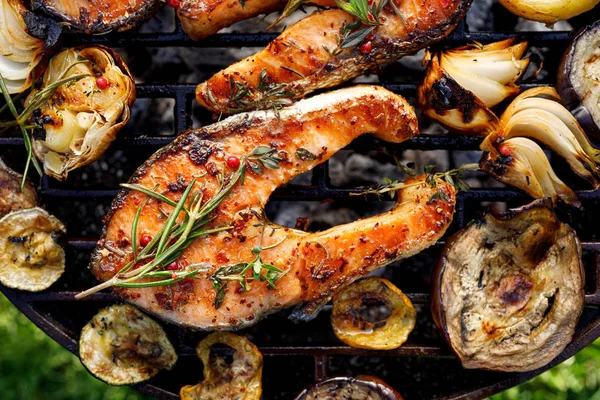 Pescado Parrilla Filete Salmón Parrilla Con Adición Romero Especias Aromáticas — Foto de Stock