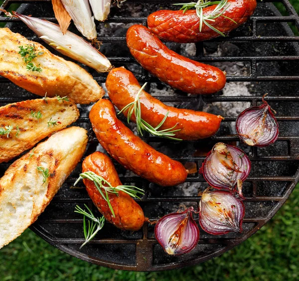 Gegrilltes Schweinswürste Baguette Toast Und Zwiebeln Auf Grillteller Freien Draufsicht — Stockfoto