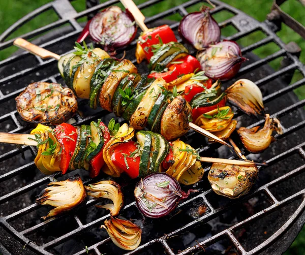 素食串 西葫芦烤蔬菜串 胡椒和土豆 在户外烤架上加入芳香香草和橄榄油 烧烤食品 — 图库照片