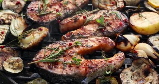 Gegrillter Fisch Gegrilltes Lachssteak Mit Rosmarin Aromatischen Gewürzen Und Gemüse — Stockvideo