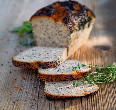 Ekmek, Çavdar ekşi hamur ekmek nigella eklenmesi ile, siyah caraway tohumlar rustik ahşap bir tahta üzerinde dilimler halinde kesilmiş