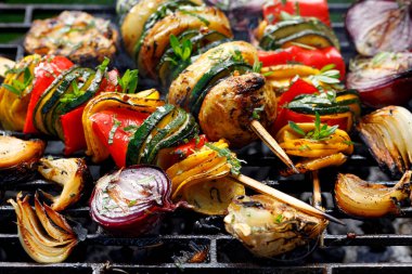 Vejetaryen şişler, ızgara sebze şişkabak, biber ve patates ızgara açık havada aromatik otlar ve zeytinyağı ilavesi ile. Izgara yemek