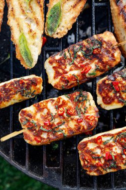 Açık havada ızgara yaparken nane ve biber biber ve ızgara ot tost ilavesi ile Izgara Hellim peyniri, üst görünüm. Lezzetli, Vejetaryen, ızgara aperatifler