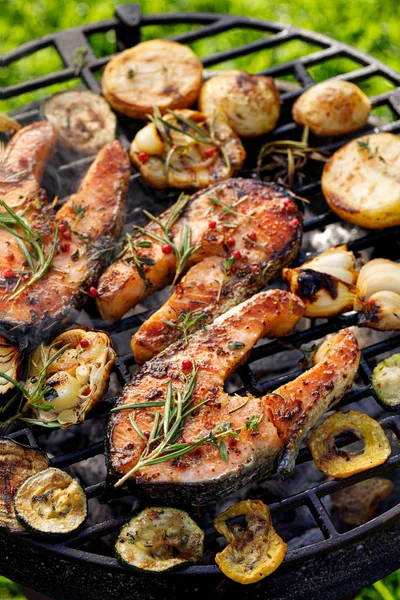 烤鲑鱼牛排 加上迷迭香 芳香香料和蔬菜在户外烧烤盘 顶视图 烤海鲜 — 图库照片