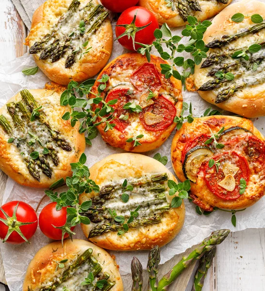 Mini Pizzas Addition Green Asparagus Tomatoes Cheese Herbs Close Top — Stock Photo, Image