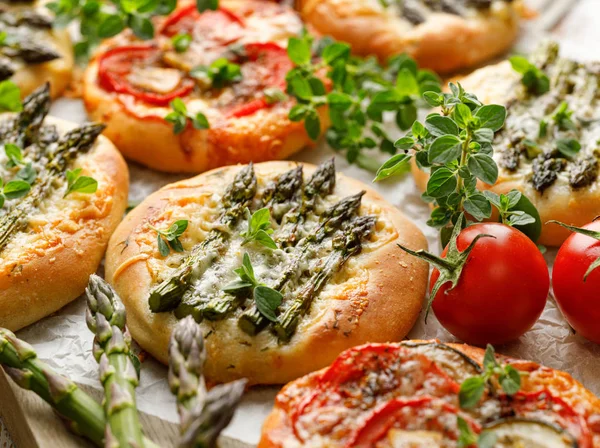 Mini Pizzas Avec Ajout Asperges Vertes Tomates Fromage Herbes Gros — Photo