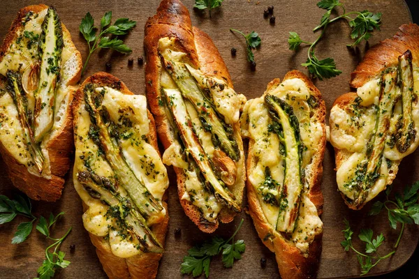 Torradas Grelhadas Bruschetta Com Adição Queijo Derretido Espargos Verdes Azeite — Fotografia de Stock