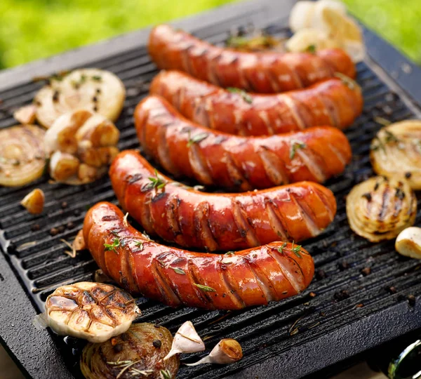 Grillowana Kiełbasa Dodatkiem Ziół Warzyw Płycie Grillowej Zbliżenie Grillowanie Barbecue — Zdjęcie stockowe