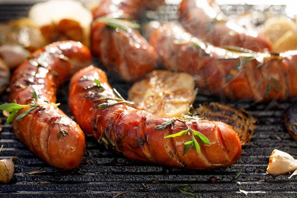 Grillwurst Mit Kräutern Und Gemüse Auf Dem Grillteller Aus Nächster — Stockfoto