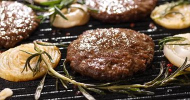 Izgara tabağında ızgara hamburger, 4k. Izgara gıda